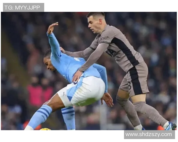 意甲惊现逆转大战曼联3-2战胜曼城引发争议判罚热议